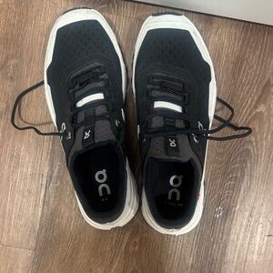 On Running Black and White women’s Trainer